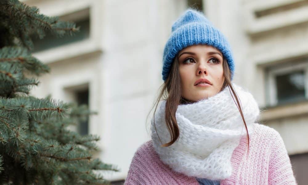 Une femme habillée pour résister au froid