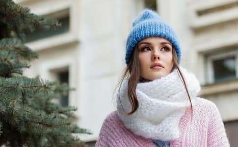 Une femme habillée pour résister au froid