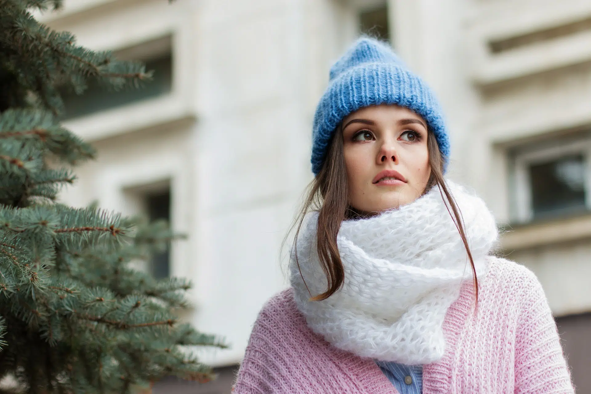 Une femme habillée pour résister au froid