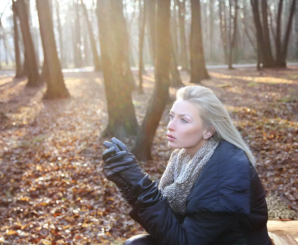 Une dame portant des gants d'hiver