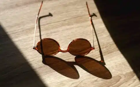 lunettes de soleil en bois