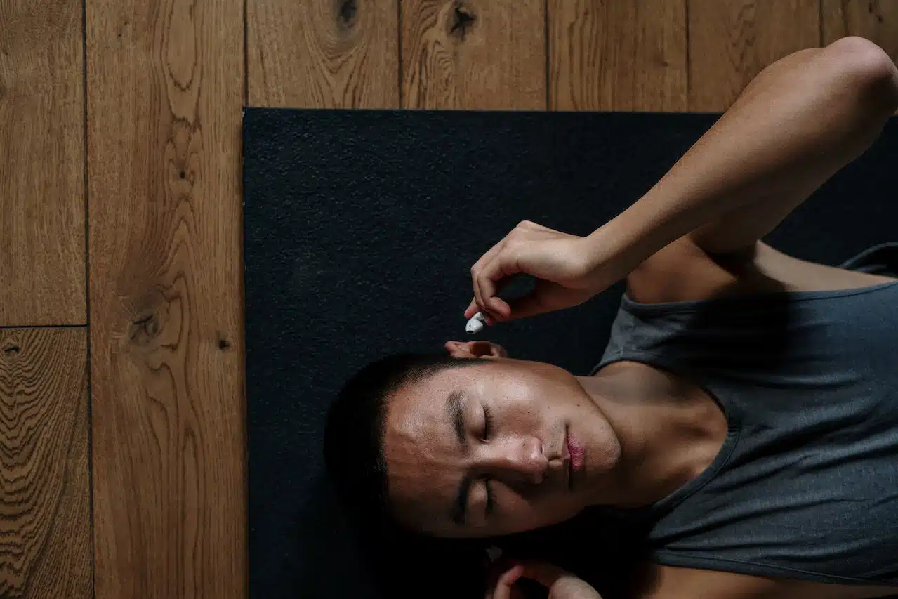 Une personne qui écoute de la musique pendant son sport