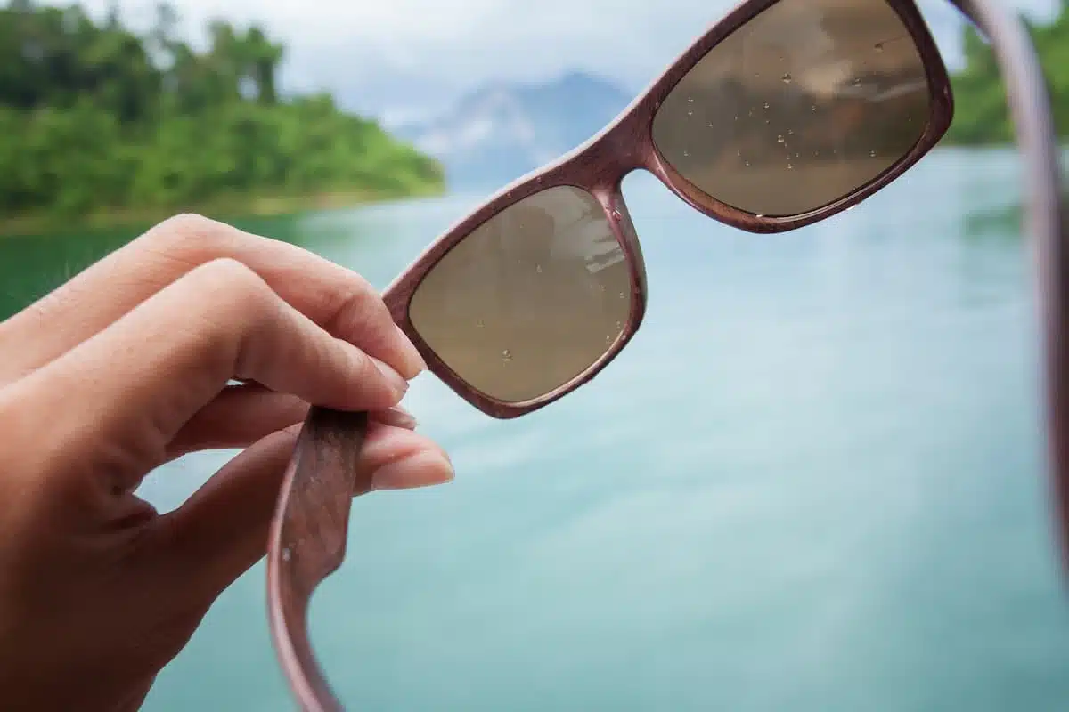 lunettes de soleil en bois