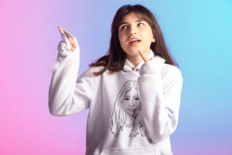 Sweat personnalisé : l’incontournable du dressing féminin moderne