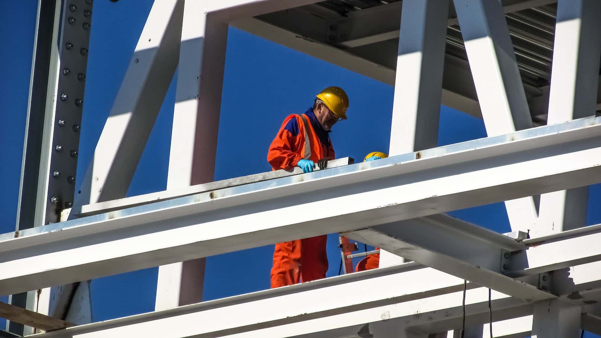 Un ouvrier travaillant en hauteur sur un chantier